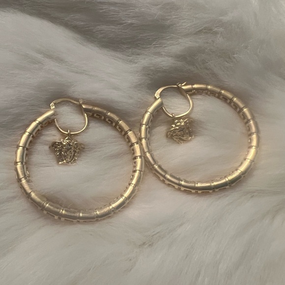 Designer hoop earrings-gold - Picture 5 of 5